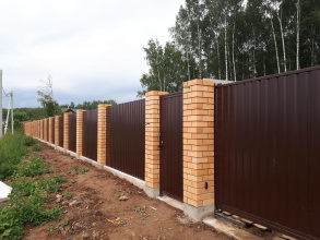 Кирпичный забор на ленточном фундаменте 12 метров фото в Серпухове