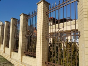 Кирпичный забор с ковкой  10 метров фото в Серпухове