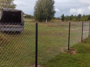 Забор из сетки рабицы в натяг 12 метров фото в Серпухове