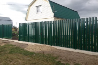 Забор из евроштакетника на ленточном фундаменте 70 метров фото в Серпухове
