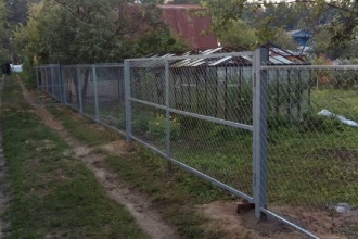 Забор из сетки рабицы в натяг секционный 20 метров фото цена под ключ