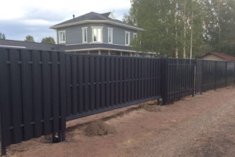 Забор из евроштакетника с бетонированием столбов 80 метров фото в Серпухове